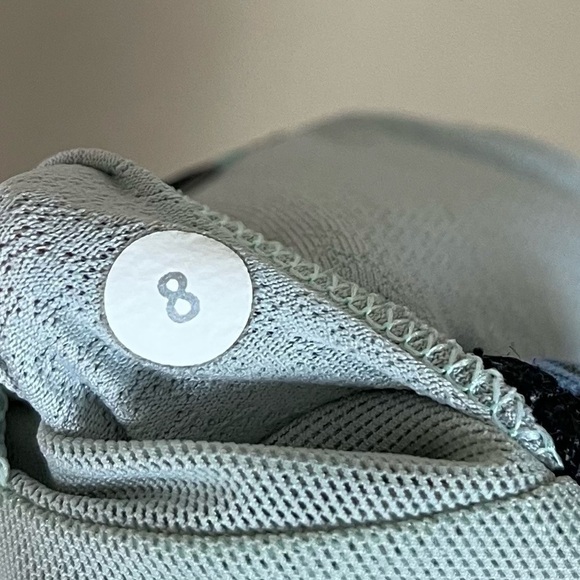 Lululemon Size 8 Roll Out Tank Heathered Black Petal Pop Yoga Flowy Boho Floral - Picture 9 of 11